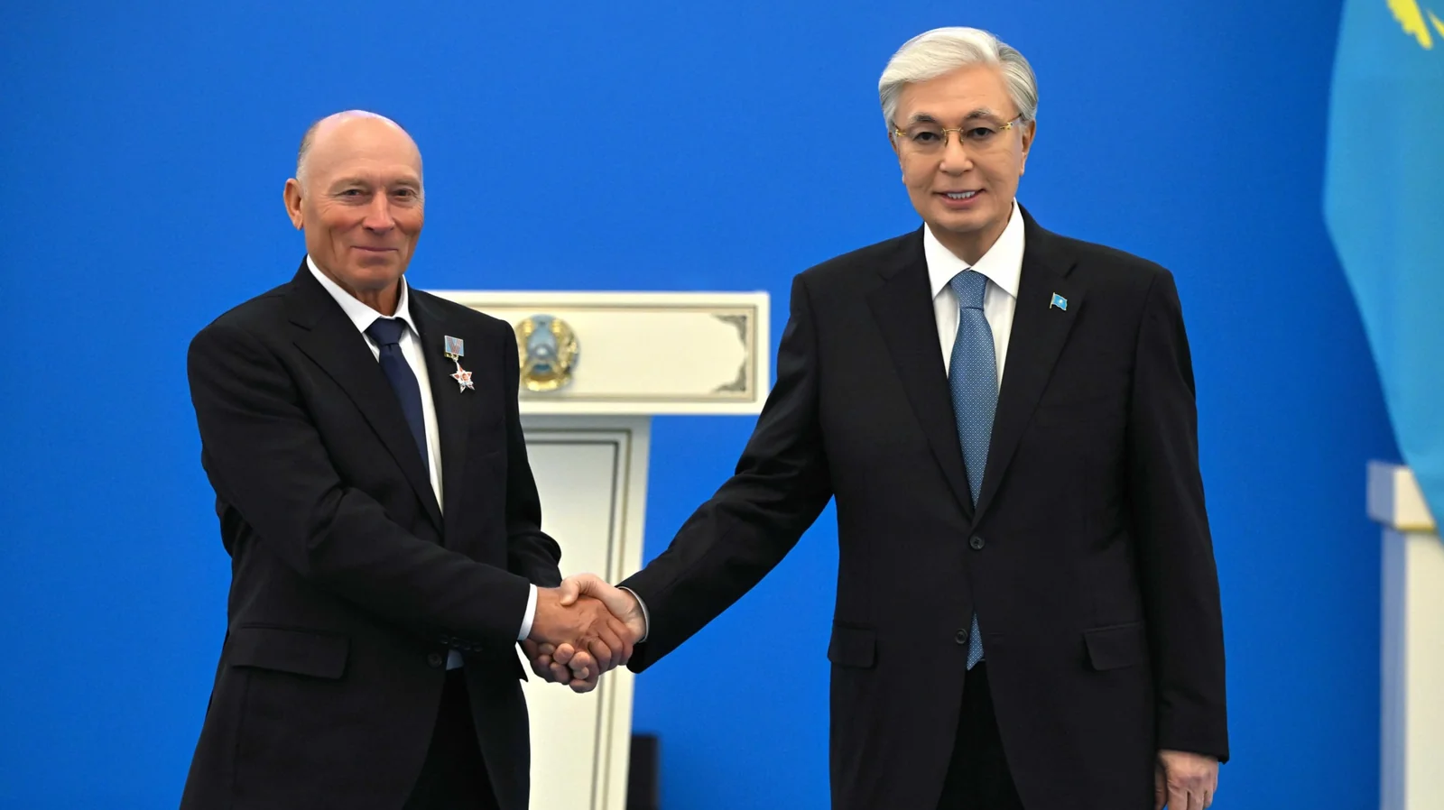 Президент вручил казахстанцам государственные награды ко Дню Республики