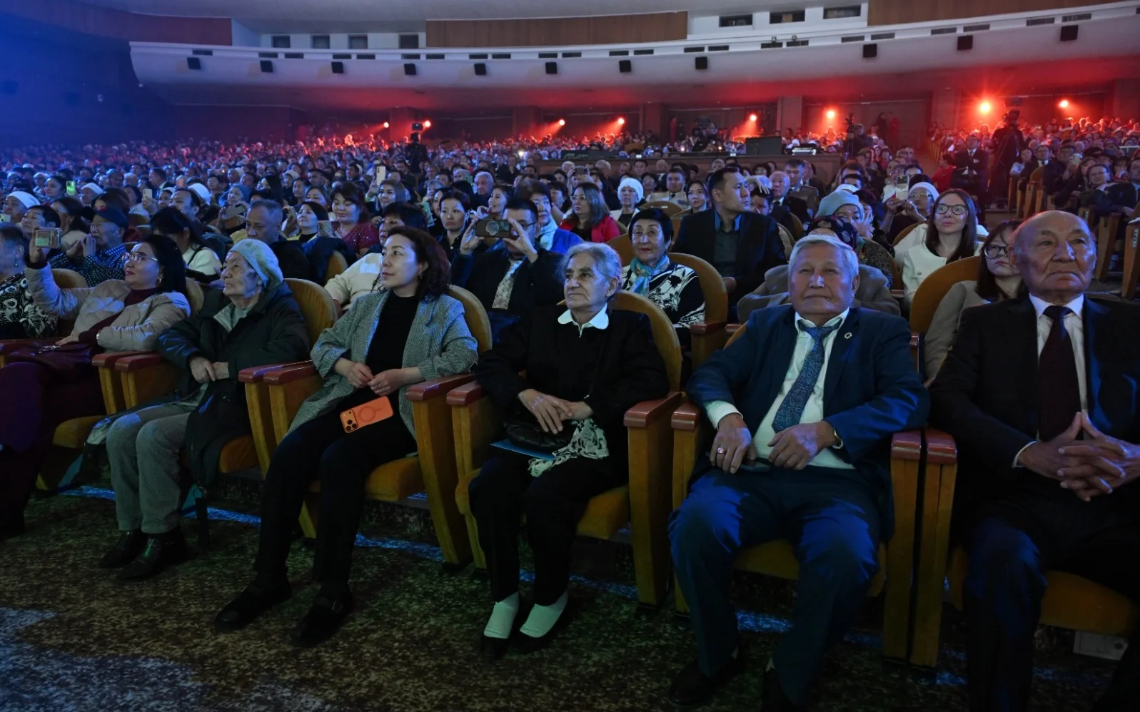 Врачи, педагоги и коммунальщики Алматы получили государственные награды