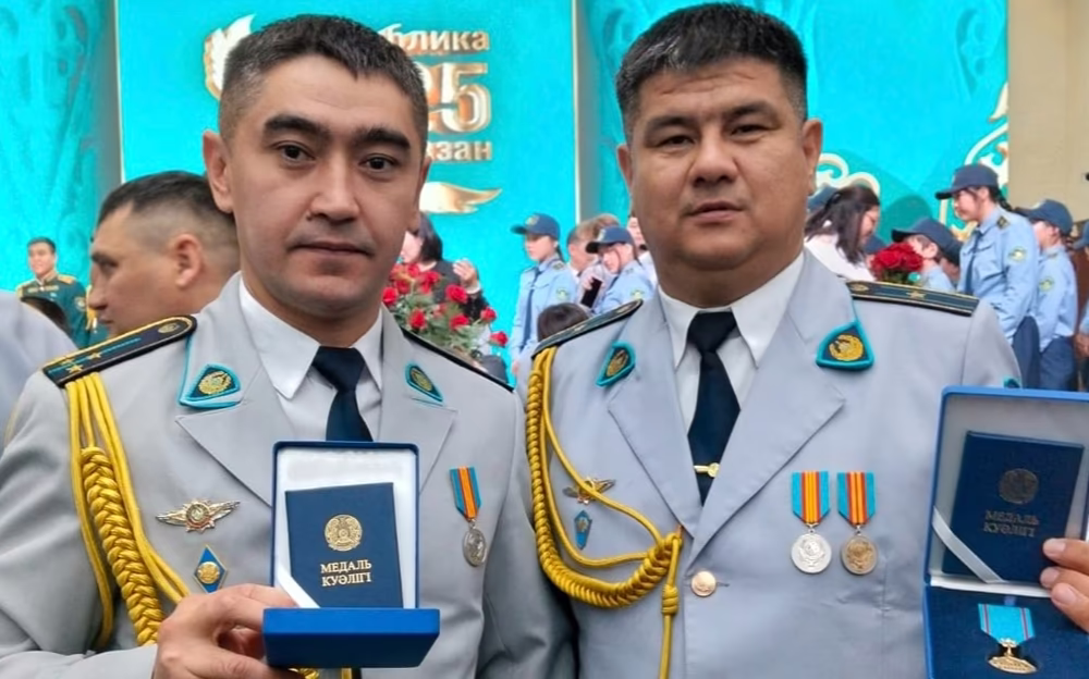 Оралда 4 жасар баланы құтқарып қалған полицейлер «Ерлігі үшін» медалімен марапатталды