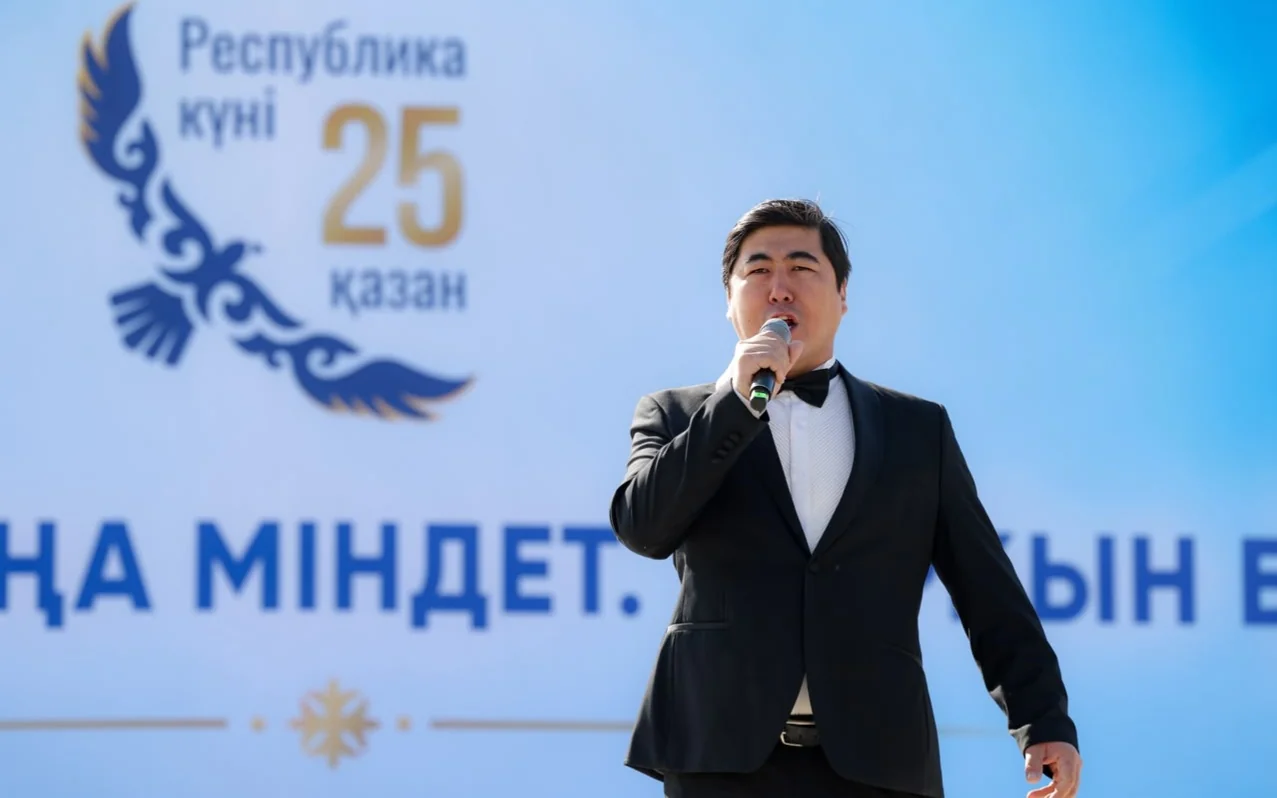Государственный флаг подняли на 100-метровом флагштоке в Шымкенте