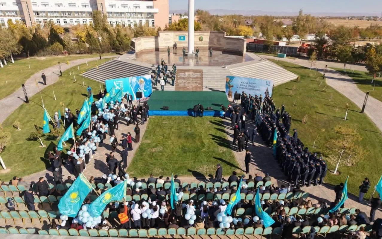 Церемония поднятия Государственного флага объединила жителей Туркестана