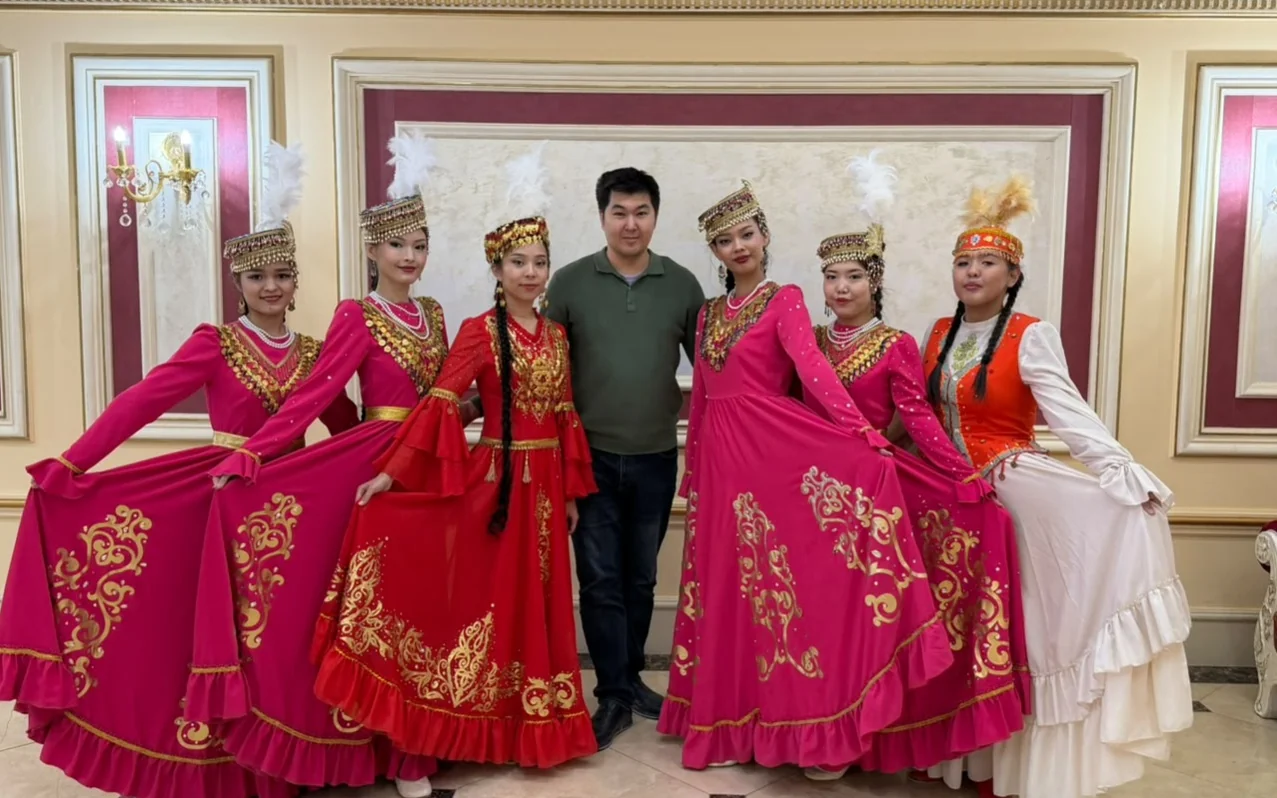 Исатай Елеусінов 17 жыл бойы есту қабілеті нашар қыздарды өнерге баулып жүр