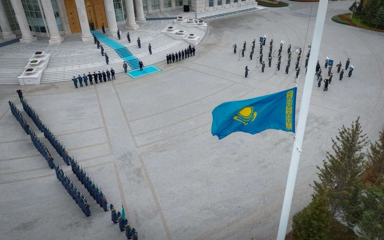 Президент Казахстана принял участие в церемонии поднятия Государственного флага