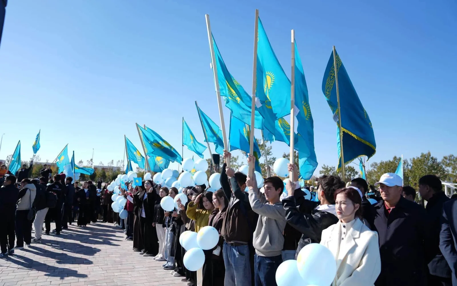 Церемония поднятия Государственного флага объединила жителей Туркестана