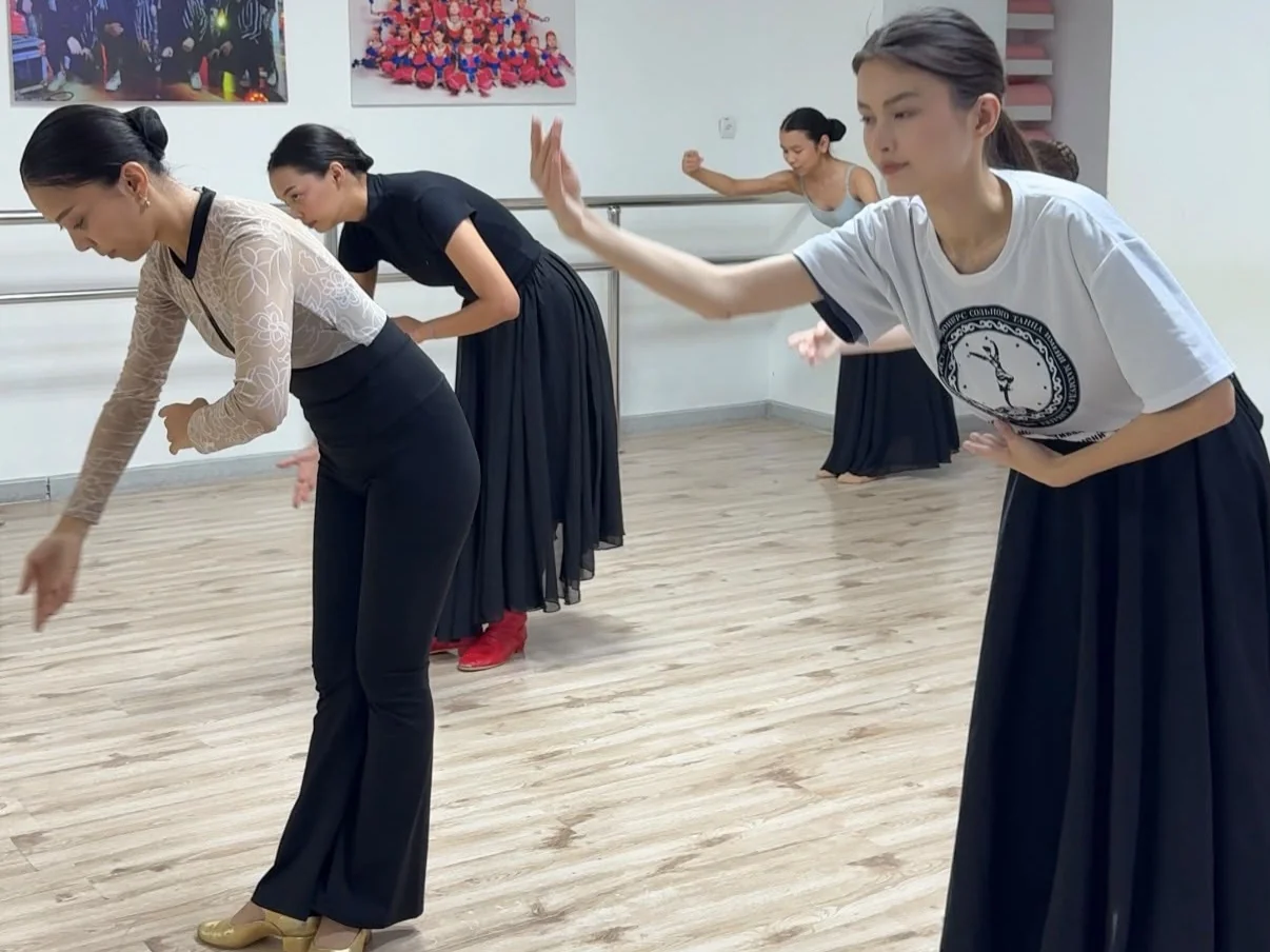 Исатай Елеусінов 17 жыл бойы есту қабілеті нашар қыздарды өнерге баулып жүр