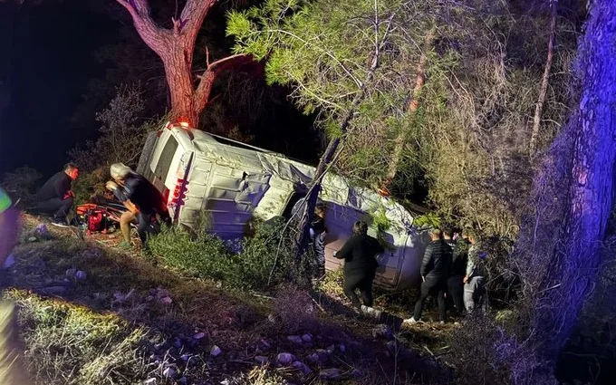 15 injured as minibus carrying mountain climbers overturns in Türkiye