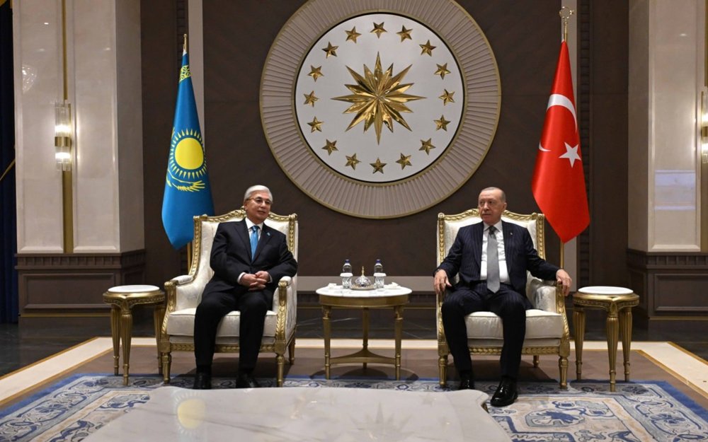 Presidents Kassym-Jomart Tokayev of Kazakhstan and Recep Tayyip Erdoğan of Türkiye held a brief conversation in the airport arrival lounge Presidents Kassym-Jomart Tokayev of Kazakhstan and Recep Tayyip Erdoğan of Türkiye held a brief conversation in the airport arrival lounge