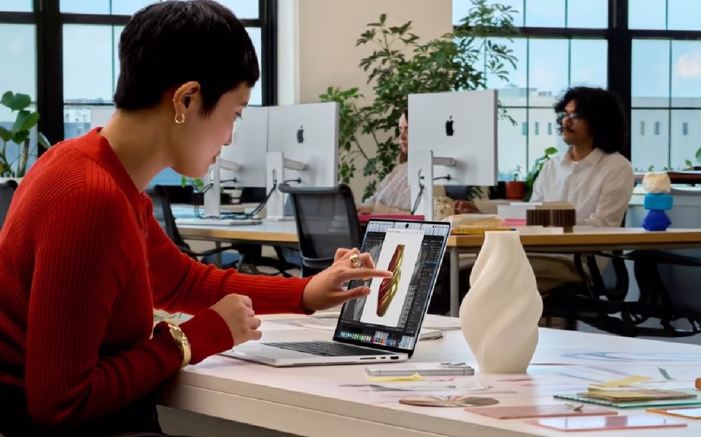 Apple pokazala pervyı sensornyı MacBook Pro so svetıaşımsıa logotıpom
