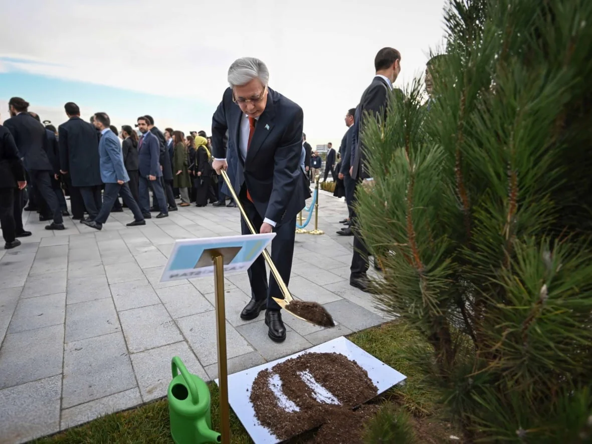 托卡耶夫与突厥国家组织成员国领导人一同参加了&ldquo;突厥世界大道&rdquo;植树仪式。
