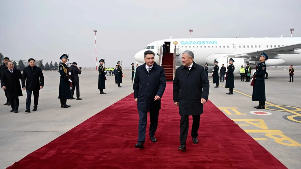 Kazakh PM Olzhas Bektenov arrives in Kyrgyzstan on official visit