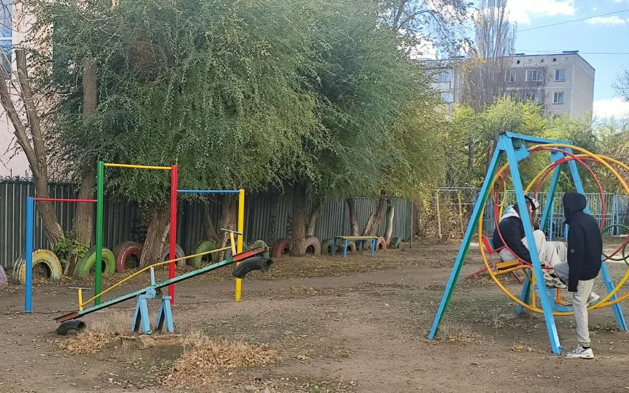 двор
