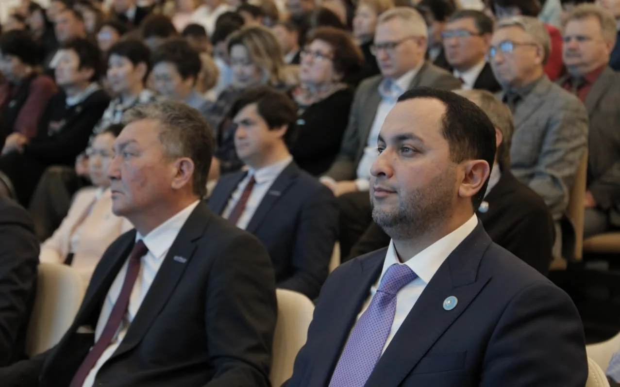 Председатель Қазақстан Халық Кеңесі Ерлан Кошанов встретился с представителями общественности