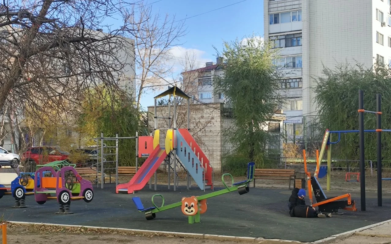 двор