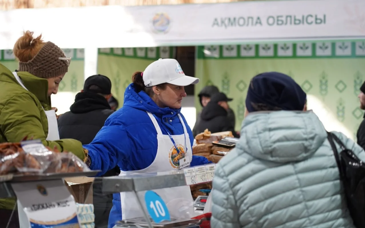 Отдельное внимание привлекла акция ECO Birlik. Участникам предлагали сдать пластиковые отходы, сыграть в национальные игры и получить памятные подарки. Такая инициатива уже стала привычной частью акмолинских ярмарок и других массовых мероприятий, продолжая идеи общенационального проекта &laquo;Таза Қазақстан&raquo;.