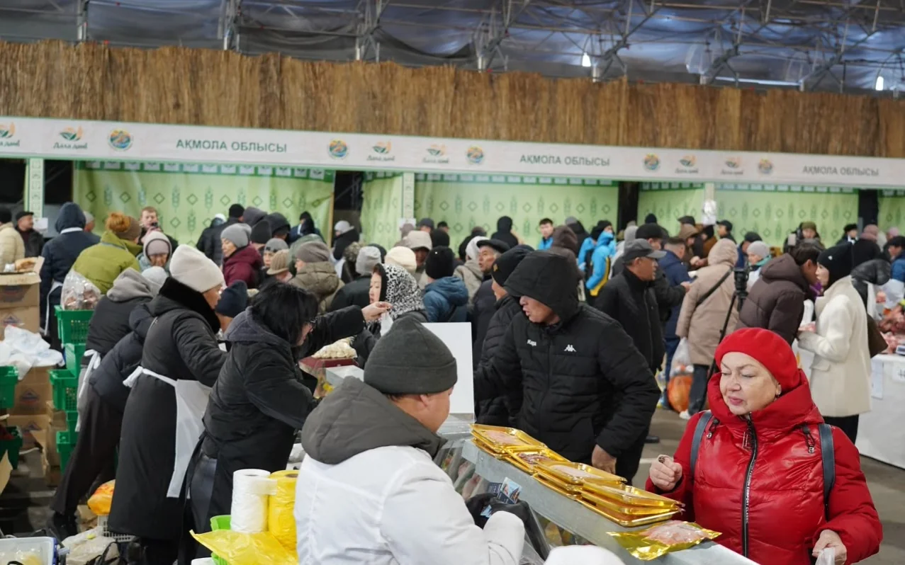 Отдельное внимание привлекла акция ECO Birlik. Участникам предлагали сдать пластиковые отходы, сыграть в национальные игры и получить памятные подарки. Такая инициатива уже стала привычной частью акмолинских ярмарок и других массовых мероприятий, продолжая идеи общенационального проекта &laquo;Таза Қазақстан&raquo;.